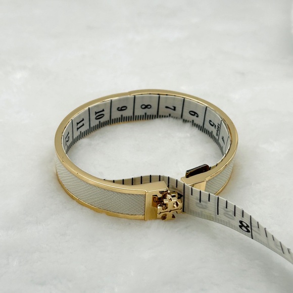 Signed Tory Burch Gold Tone Cream Leather Logo Hinge Bangle Bracelet 7” - Picture 10 of 16